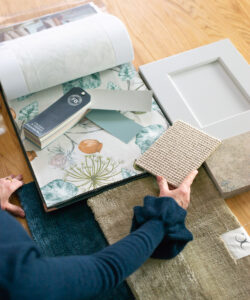 Händer som håller i färgprover inför en renovering